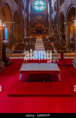 Modena, Italien, 22. September 2021: Innenraum der Kathedrale von Modena in Italien. Stockfoto