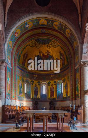 Modena, Italien, 22. September 2021: Innenraum der Kathedrale von Modena in Italien. Stockfoto