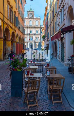 Modena, Italien, 22. September 2021: Blick auf eine Straße, die zum Palazzo Ducale im Zentrum der italienischen Stadt Modena führt. Stockfoto