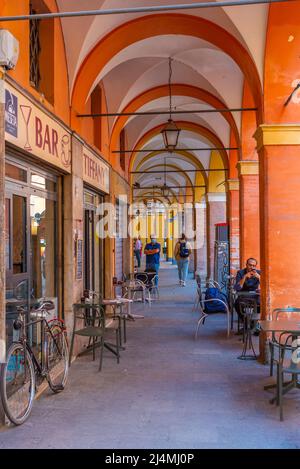 Modena, Italien, 22. September 2021: Arcade im Zentrum der italienischen Stadt Modena. Stockfoto