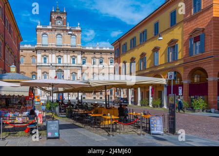 Modena, Italien, 22. September 2021: Blick auf eine Straße, die zum Palazzo Ducale im Zentrum der italienischen Stadt Modena führt. Stockfoto