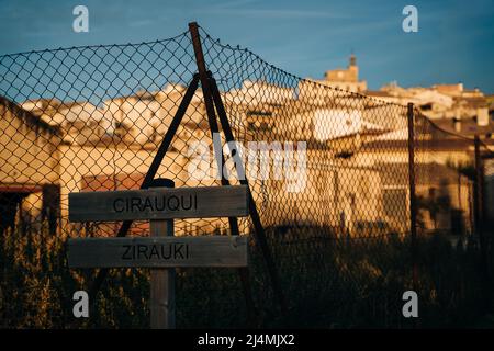 Pilgerweg nach Santiago: Cirauqui bei Sonnenaufgang. Spanien. Hochwertige Fotos Stockfoto