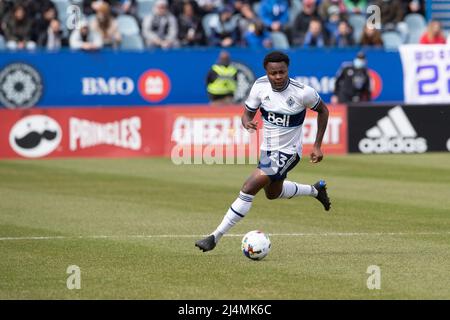 Montreal, Quebec. 16. April 2022. Der Verteidiger von Vancouver Whitecaps, Javain Brown (23), kontrolliert den Ball während des MLS-Spiels zwischen den Vancouver Whitecaps und CF Montreal, das im Saputo Stadium in Montreal, Quebec, ausgetragen wurde. Daniel Lea/CSM/Alamy Live News Stockfoto