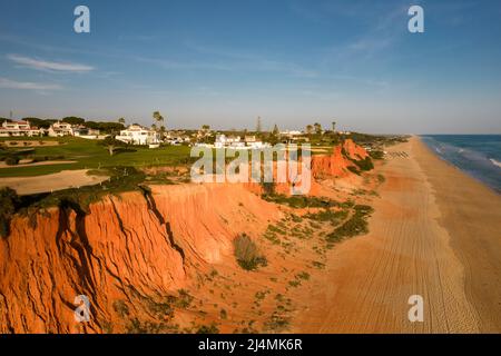Luftaufnahme von Golfplätzen in der Nähe des Strandes in der Nähe von der Algarve, von der aus man einen Blick auf den Strand hat Stockfoto