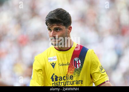 TURIN, ITALIEN, 13. APRIL 2022. Riccardo Orsolini vom FC Bologna während des Spiels zwischen dem FC Juventus und dem FC Bologna am 16. April 2022 im Allianz Stadium in Turin, Italien. Endergebnis 1-1. Juventus kam mit dem vierten Shirt auf das Feld, das in Zusammenarbeit mit dem berühmten brasilianischen Straßenkünstler Eduardo Kobra entstand. Kredit: Massimiliano Ferraro/Medialys Images/Alamy Live Nachrichten Stockfoto