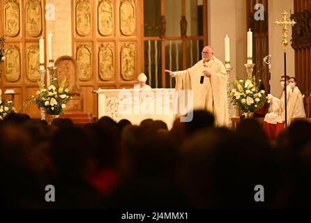 München, Deutschland. 16. April 2022. Kardinal Reinhard Marx predigt beim Gottesdienst im Liebfrauendom. Quelle: Angelika Warmuth/dpa/Alamy Live News Stockfoto