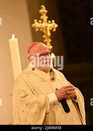 München, Deutschland. 16. April 2022. Kardinal Reinhard Marx predigt beim Gottesdienst im Liebfrauendom. Quelle: Angelika Warmuth/dpa/Alamy Live News Stockfoto