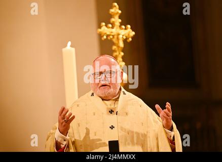 München, Deutschland. 16. April 2022. Kardinal Reinhard Marx predigt beim Gottesdienst im Liebfrauendom. Quelle: Angelika Warmuth/dpa/Alamy Live News Stockfoto