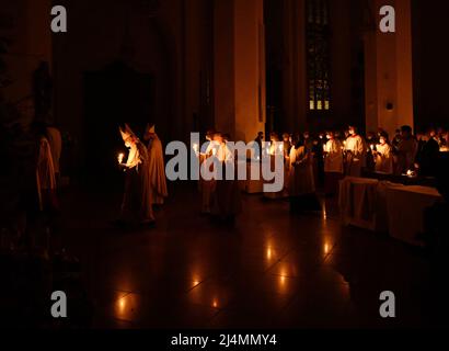 München, Deutschland. 16. April 2022. Mit dem Osterfeuer wird zum Gottesdienst in das Liebfrauendom verlegt. Quelle: Angelika Warmuth/dpa/Alamy Live News Stockfoto