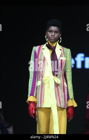 Jakarta, Jakarta, Country. 15. April 2022. Die Indonesia Fashion Week in Jakarta findet vom 13. April 2022 bis zum 17. April 2022 im Jakarta Convention Center statt. Designer Defrico Audy zeigt seine Arbeiten auf einem Laufsteg mit den Nuancen der östlichen Nusa Tenggara-Region. (Bild: © Denny Pohan/ZUMA Press Wire) Stockfoto