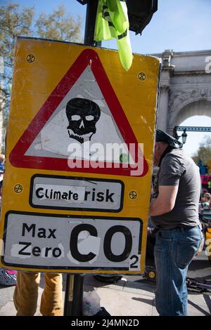 London, Großbritannien. 16. April 2022. Ein Zeichen am Ende des Aussterbens der Rebellion gegen die Proteste gegen fossile Brennstoffe im Zentrum Londons. Extinction Rebellion ging in diesem entscheidenden Moment auf die Straße. Unsere Abhängigkeit von fossilen Brennstoffen finanziert Kriege, treibt den Lebenskostenskandal voran und führt zum Zusammenbruch des Klimas. Aus diesem Grund fordern sie ein sofortiges Ende aller Investitionen in neue fossile Brennstoffe. Kredit: SOPA Images Limited/Alamy Live Nachrichten Stockfoto