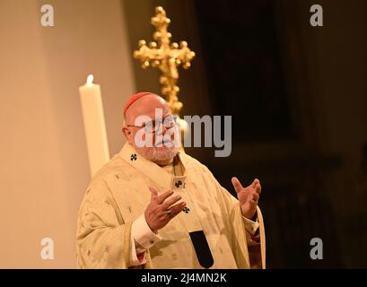 München, Deutschland. 16. April 2022. Kardinal Reinhard Marx predigt beim Gottesdienst im Liebfrauendom. Quelle: Angelika Warmuth/dpa/Alamy Live News Stockfoto