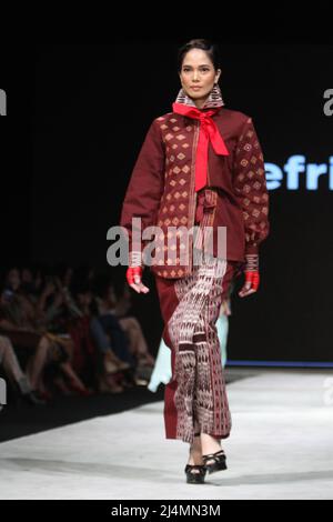Jakarta, Jakarta, Country. 15. April 2022. Die Indonesia Fashion Week in Jakarta findet vom 13. April 2022 bis zum 17. April 2022 im Jakarta Convention Center statt. Designer Defrico Audy zeigt seine Arbeiten auf einem Laufsteg mit den Nuancen der östlichen Nusa Tenggara-Region. (Bild: © Denny Pohan/ZUMA Press Wire) Stockfoto