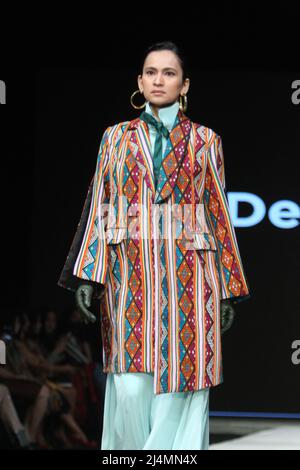 Jakarta, Jakarta, Country. 15. April 2022. Die Indonesia Fashion Week in Jakarta findet vom 13. April 2022 bis zum 17. April 2022 im Jakarta Convention Center statt. Designer Defrico Audy zeigt seine Arbeiten auf einem Laufsteg mit den Nuancen der östlichen Nusa Tenggara-Region. (Bild: © Denny Pohan/ZUMA Press Wire) Stockfoto