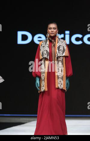 Jakarta, Jakarta, Country. 15. April 2022. Die Indonesia Fashion Week in Jakarta findet vom 13. April 2022 bis zum 17. April 2022 im Jakarta Convention Center statt. Designer Defrico Audy zeigt seine Arbeiten auf einem Laufsteg mit den Nuancen der östlichen Nusa Tenggara-Region. (Bild: © Denny Pohan/ZUMA Press Wire) Stockfoto
