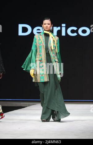 Jakarta, Jakarta, Country. 15. April 2022. Die Indonesia Fashion Week in Jakarta findet vom 13. April 2022 bis zum 17. April 2022 im Jakarta Convention Center statt. Designer Defrico Audy zeigt seine Arbeiten auf einem Laufsteg mit den Nuancen der östlichen Nusa Tenggara-Region. (Bild: © Denny Pohan/ZUMA Press Wire) Stockfoto