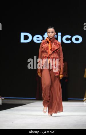Jakarta, Jakarta, Country. 15. April 2022. Die Indonesia Fashion Week in Jakarta findet vom 13. April 2022 bis zum 17. April 2022 im Jakarta Convention Center statt. Designer Defrico Audy zeigt seine Arbeiten auf einem Laufsteg mit den Nuancen der östlichen Nusa Tenggara-Region. (Bild: © Denny Pohan/ZUMA Press Wire) Stockfoto