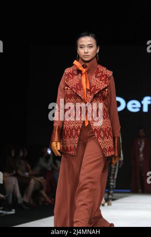 Jakarta, Jakarta, Country. 15. April 2022. Die Indonesia Fashion Week in Jakarta findet vom 13. April 2022 bis zum 17. April 2022 im Jakarta Convention Center statt. Designer Defrico Audy zeigt seine Arbeiten auf einem Laufsteg mit den Nuancen der östlichen Nusa Tenggara-Region. (Bild: © Denny Pohan/ZUMA Press Wire) Stockfoto