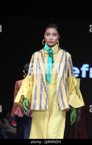 Jakarta, Jakarta, Country. 15. April 2022. Die Indonesia Fashion Week in Jakarta findet vom 13. April 2022 bis zum 17. April 2022 im Jakarta Convention Center statt. Designer Defrico Audy zeigt seine Arbeiten auf einem Laufsteg mit den Nuancen der östlichen Nusa Tenggara-Region. (Bild: © Denny Pohan/ZUMA Press Wire) Stockfoto