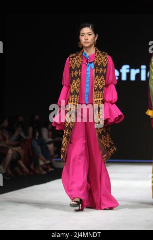 Jakarta, Jakarta, Country. 15. April 2022. Die Indonesia Fashion Week in Jakarta findet vom 13. April 2022 bis zum 17. April 2022 im Jakarta Convention Center statt. Designer Defrico Audy zeigt seine Arbeiten auf einem Laufsteg mit den Nuancen der östlichen Nusa Tenggara-Region. (Bild: © Denny Pohan/ZUMA Press Wire) Stockfoto