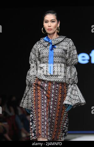 Jakarta, Jakarta, Country. 15. April 2022. Die Indonesia Fashion Week in Jakarta findet vom 13. April 2022 bis zum 17. April 2022 im Jakarta Convention Center statt. Designer Defrico Audy zeigt seine Arbeiten auf einem Laufsteg mit den Nuancen der östlichen Nusa Tenggara-Region. (Bild: © Denny Pohan/ZUMA Press Wire) Stockfoto