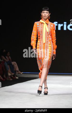 Jakarta, Jakarta, Country. 15. April 2022. Die Indonesia Fashion Week in Jakarta findet vom 13. April 2022 bis zum 17. April 2022 im Jakarta Convention Center statt. Designer Defrico Audy zeigt seine Arbeiten auf einem Laufsteg mit den Nuancen der östlichen Nusa Tenggara-Region. (Bild: © Denny Pohan/ZUMA Press Wire) Stockfoto