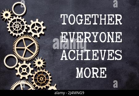Kreidezeichnung – TEAM together, everyone, Achieves, More. Stockfoto