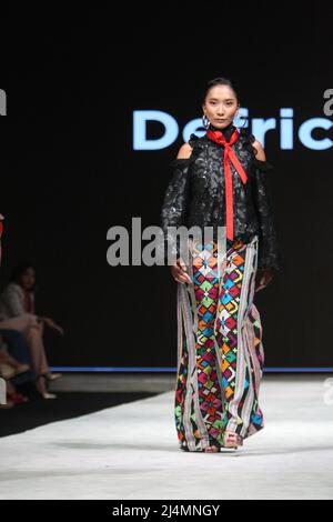 Jakarta, Jakarta, Country. 15. April 2022. Die Indonesia Fashion Week in Jakarta findet vom 13. April 2022 bis zum 17. April 2022 im Jakarta Convention Center statt. Designer Defrico Audy zeigt seine Arbeiten auf einem Laufsteg mit den Nuancen der östlichen Nusa Tenggara-Region. (Bild: © Denny Pohan/ZUMA Press Wire) Stockfoto