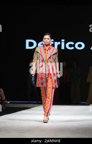 Jakarta, Jakarta, Country. 15. April 2022. Die Indonesia Fashion Week in Jakarta findet vom 13. April 2022 bis zum 17. April 2022 im Jakarta Convention Center statt. Designer Defrico Audy zeigt seine Arbeiten auf einem Laufsteg mit den Nuancen der östlichen Nusa Tenggara-Region. (Bild: © Denny Pohan/ZUMA Press Wire) Stockfoto