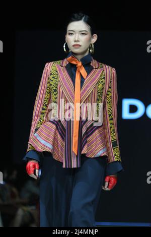 Jakarta, Jakarta, Country. 15. April 2022. Die Indonesia Fashion Week in Jakarta findet vom 13. April 2022 bis zum 17. April 2022 im Jakarta Convention Center statt. Designer Defrico Audy zeigt seine Arbeiten auf einem Laufsteg mit den Nuancen der östlichen Nusa Tenggara-Region. (Bild: © Denny Pohan/ZUMA Press Wire) Stockfoto