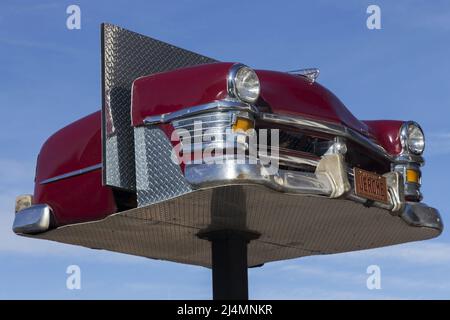 Vorderansicht des klassischen roten Vintage Chevrolet Modellautos oder Chevy American Vehicle aus dem Jahr 1950s auf einer erhöhten Plattform in der Stadt Jerome, Arizona Stockfoto