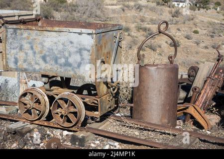 Alte verrostete Kupferbergbautechnik im berühmten Jerome State Historic Arizona Park Stockfoto