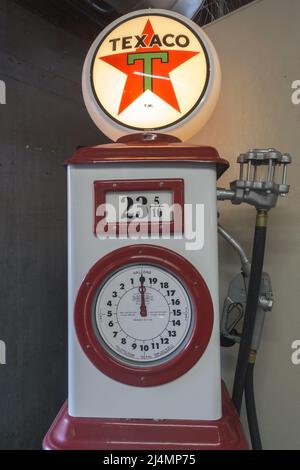 Vintage-Modell der alten Texaco Marke Gas Fuel Pump Portrait auf Jerome Arizona Main Street Shopping Mall Stockfoto