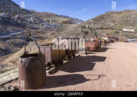 Alte verrostete Kupferbergbauwagen-Ausrüstung vor dem berühmten Jerome State Historic Arizona Park Besucherzentrum Stockfoto