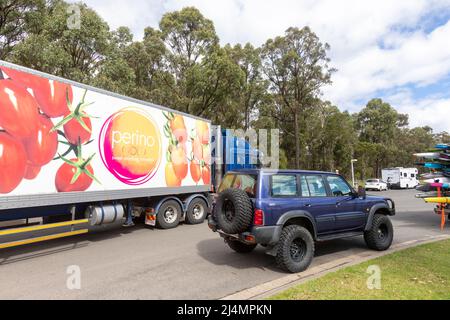 Ein australischer LKW, der Perino-Tomaten transportiert, parkte neben dem Geländewagen Nissan Patrol an einer Tankstelle in NSW, Australien Stockfoto