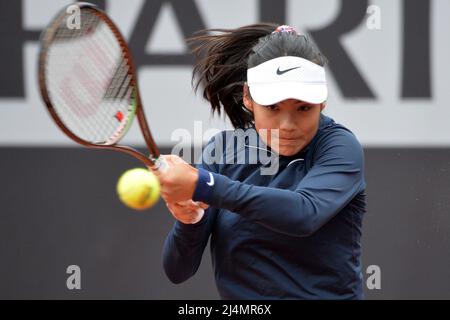 Prag, Tschechische Republik. 16. April 2022. EMMA RADUCANU aus Großbritannien in Aktion beim Tennis-Qualifikationsspiel des Billie Jean King Cup zwischen der Tschechischen Republik und Großbritannien in Prag in der Tschechischen Republik. (Bild: © Slavek Ruta/ZUMA Press Wire) Stockfoto