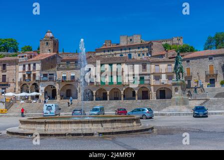 Trujillo, Spanien, 18. Mai 2021: Auf der Plaza Mayor in der spanischen Stadt Trujillo schlendern Menschen Stockfoto