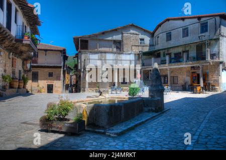 San Martin del Castanar, Spanien, 19. Mai 2021: Plaza Mayor im Dorf San Martin del Castanar in Spanien Stockfoto