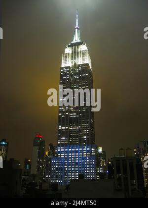 Empire State in der Nacht Stockfoto