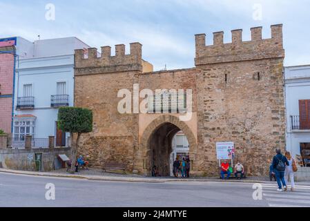 Tarifa, Spanien, 23. Mai 2021: Puerta de Jerez in der Altstadt der spanischen Stadt Tarifa Stockfoto