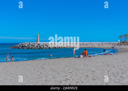 Marbella, Spanien, 23. Mai 2021: Sonniger Tag am Strand von Puerto Banus in Marbella, Spanien Stockfoto