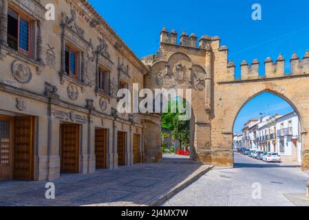 Baeza, Spanien, 26. Mai 2021: Jaen-Tor und Villalar-Bogen in der spanischen Stadt Baeza Stockfoto