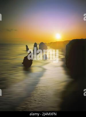 Silhouette der 12 Apostel bei Sonnenuntergang bei Sonnenuntergang, Great Ocean Road, Victoria, Australien Stockfoto