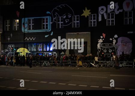 Berlin, Deutschland. 16. April 2022. Am Abend des Karsamstags ist es voll von Partygängern, um zum Kit Kat Club zu gehen. Quelle: Paul Zinken/dpa/Alamy Live News Stockfoto