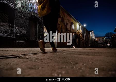 Berlin, Deutschland. 16. April 2022. Partygänger gehen am Abend des Karsamstags auf den ROHPLATZ. Quelle: Paul Zinken/dpa/Alamy Live News Stockfoto