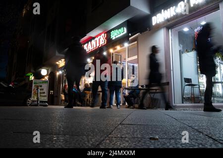 Berlin, Deutschland. 16. April 2022. Die Revaler Straße ist am Abend des Karsamstags sehr voll. Quelle: Paul Zinken/dpa/Alamy Live News Stockfoto