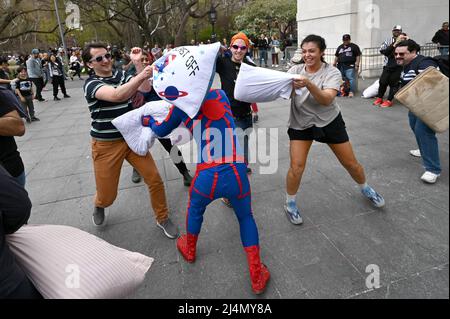 New York, USA. 16. April 2022. Ein Cosplayer in einem Spiderman-Kostüm nimmt an dem jährlichen Kissenkampf Teil, der am 16. April 2022 im Washington Square Park, New York, NY, stattfand. Der jährliche Kissenkampf kehrte in diesem Jahr zurück, nachdem er 2020 und 2021 aufgrund der Coronavirus-Pandemie abgesagt wurde. (Foto von Anthony Behar/Sipa USA) Quelle: SIPA USA/Alamy Live News Stockfoto