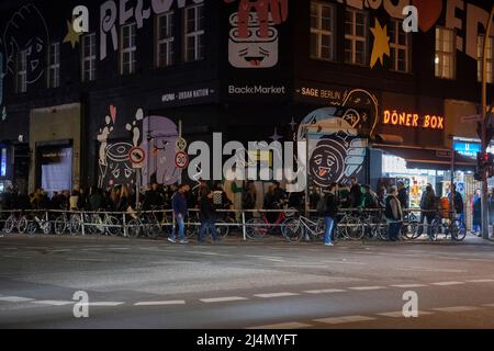 Berlin, Deutschland. 16. April 2022. Am Abend des Karsamstags ist es voll von Partygängern, um zum Kit Kat Club zu gehen. Quelle: Paul Zinken/dpa/Alamy Live News Stockfoto