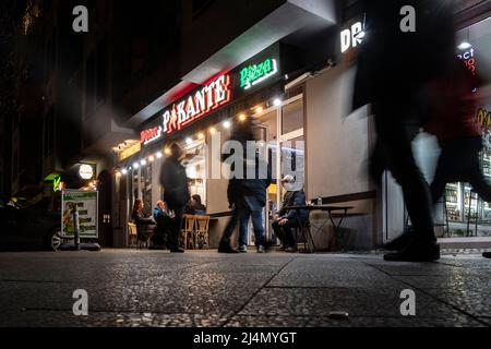 Berlin, Deutschland. 16. April 2022. Die Revaler Straße ist am Abend des Karsamstags sehr voll. Quelle: Paul Zinken/dpa/Alamy Live News Stockfoto