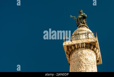 Apostel-Peter-Statue auf der Trajanssäule, Rom, Italien. Die antike Säule ist die berühmte historische Attraktion Roms. Wahrzeichen des alten römischen Forums auf BL Stockfoto